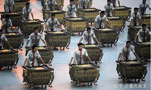 击鼓鸣金两山间-击鼓鸣金